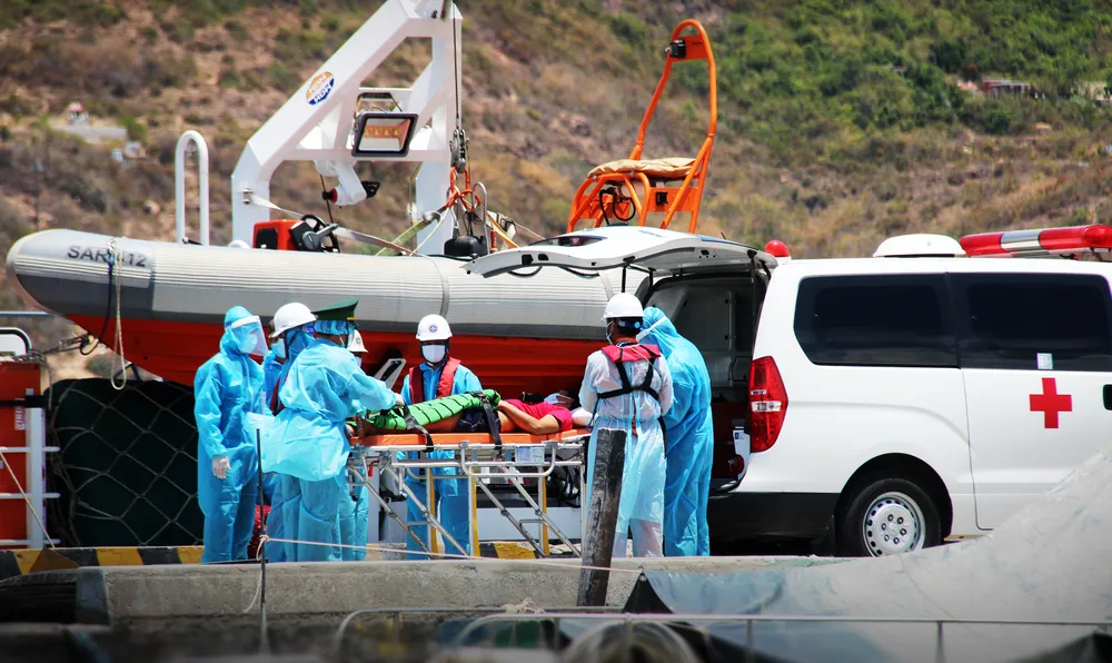 Tàu SAR 412 kịp thời ứng cứu ngư dân đột quỵ trên biển ảnh 9