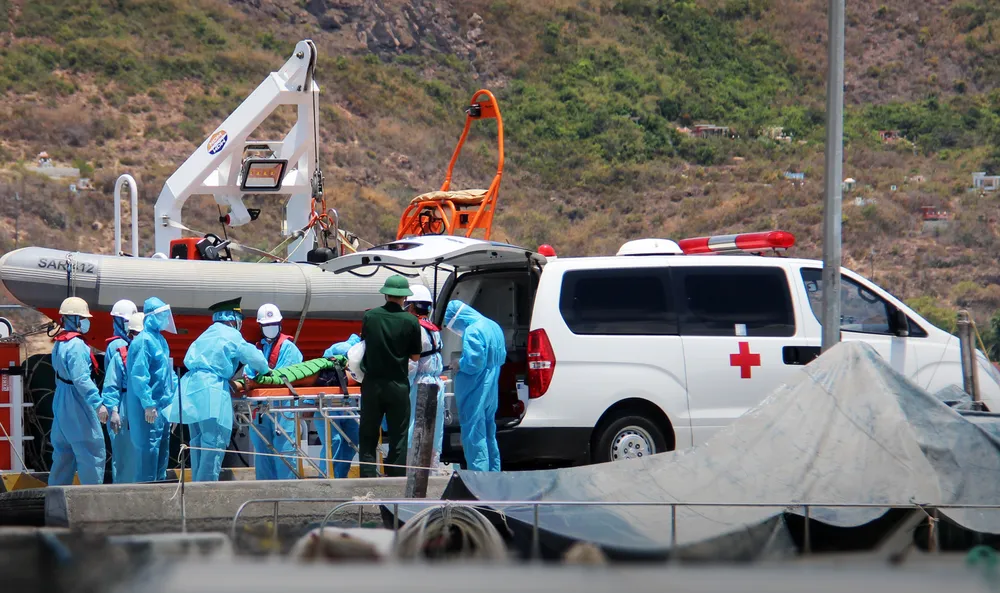 Tàu SAR 412 kịp thời ứng cứu ngư dân đột quỵ trên biển ảnh 8