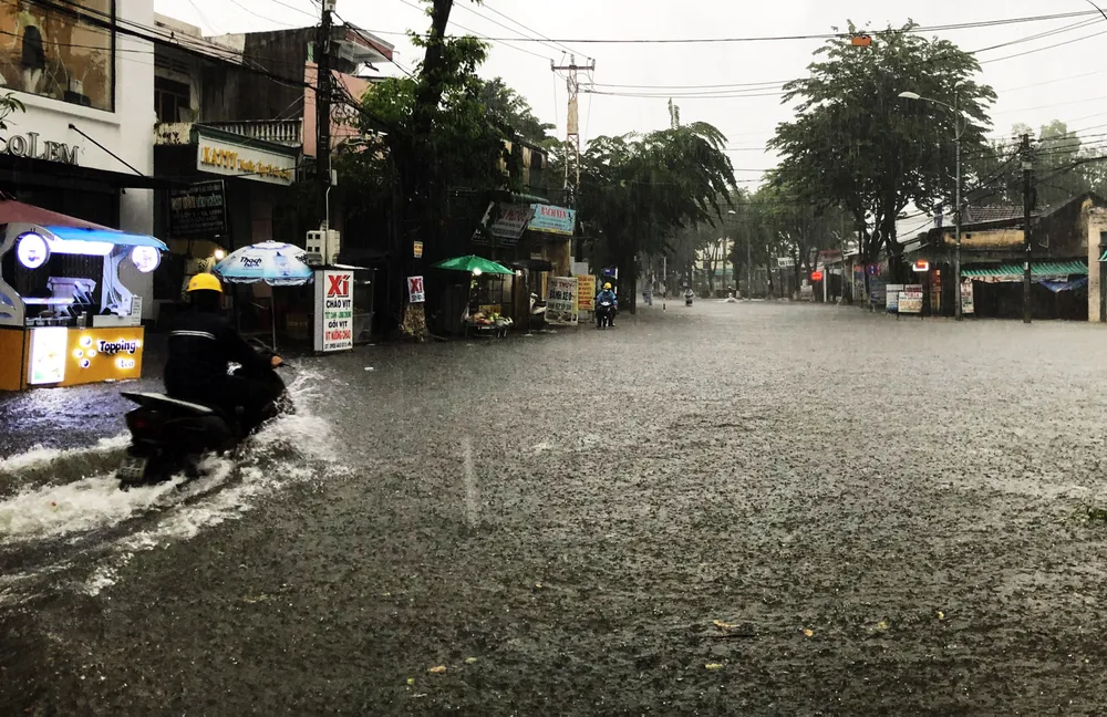 Mưa lớn khiến TP Quảng Ngãi bị ngập sâu ảnh 3