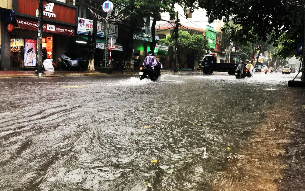 Mưa lớn khiến TP Quảng Ngãi bị ngập sâu ảnh 11