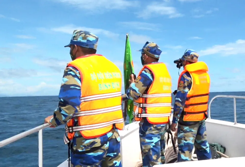 Bộ đội Biên phòng đang tìm kiếm 2 ngư dân mất tích trên biển