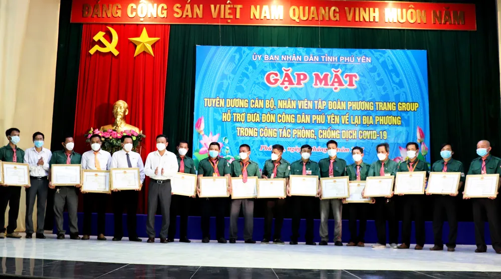 Phú Yên, Bình Định nấu cơm “tiếp sức” người dân đi xe máy về quê  ảnh 9