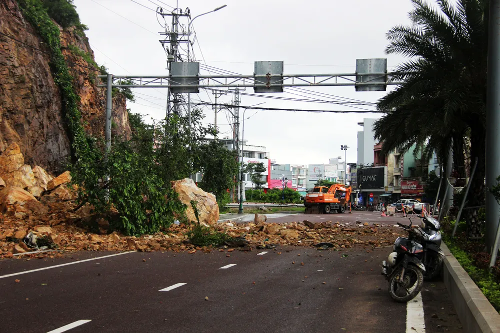 Mưa lớn, núi Bà Hỏa giữa TP Quy Nhơn sạt lở khiến 3 người bị thương ảnh 4