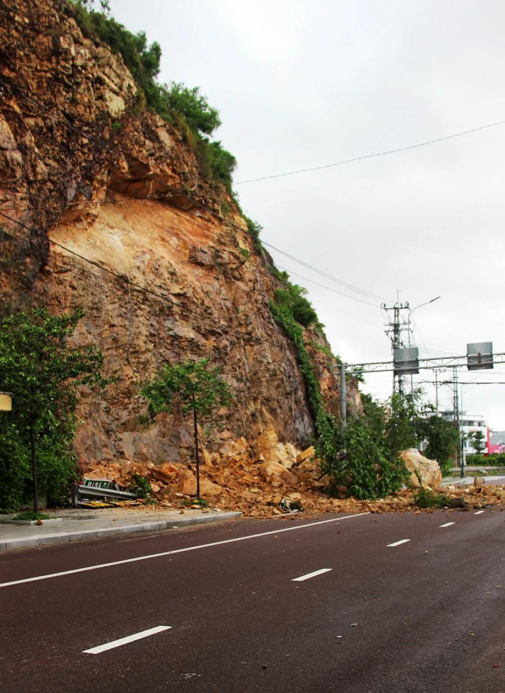 Mưa lớn, núi Bà Hỏa giữa TP Quy Nhơn sạt lở khiến 3 người bị thương ảnh 8
