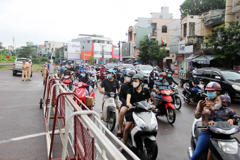 Mưa lớn, núi Bà Hỏa giữa TP Quy Nhơn sạt lở khiến 3 người bị thương ảnh 5