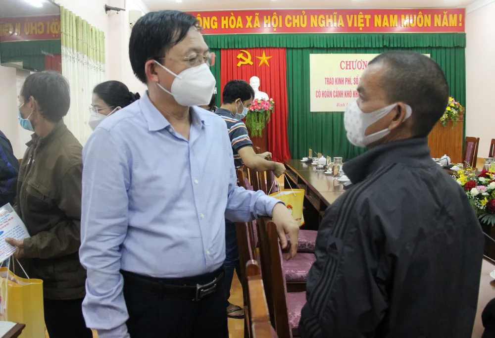  Bình Định trao 14 sổ tiết kiệm cho con em của người dân tử vong do Covid-19 ảnh 10