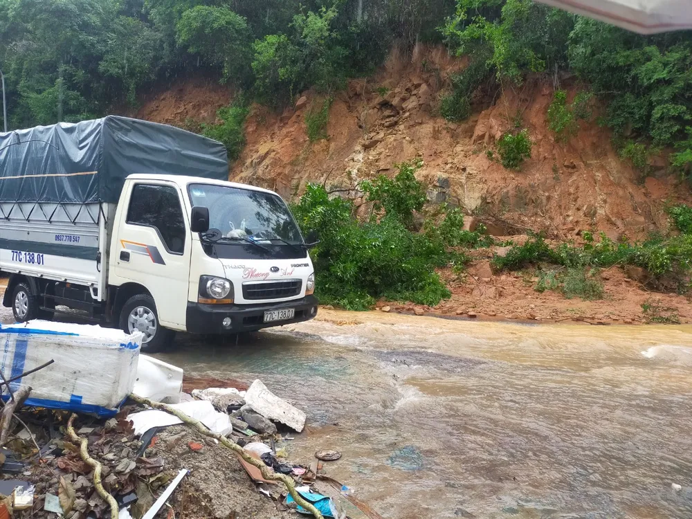 Cận cảnh ngập lụt, sạt lở núi “bủa vây” Quy Nhơn ảnh 7