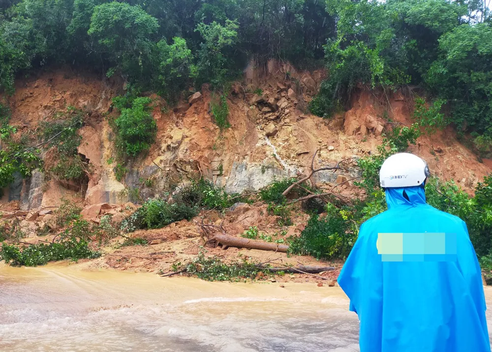 Cận cảnh ngập lụt, sạt lở núi “bủa vây” Quy Nhơn ảnh 1