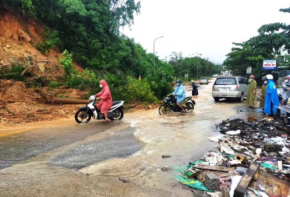 Cận cảnh ngập lụt, sạt lở núi “bủa vây” Quy Nhơn ảnh 10