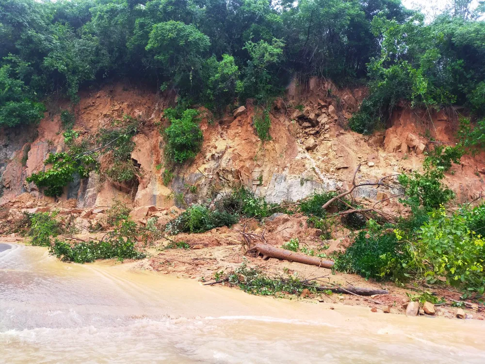 Cận cảnh ngập lụt, sạt lở núi “bủa vây” Quy Nhơn ảnh 8