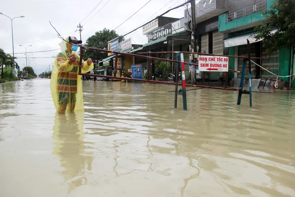 Cận cảnh ngập lụt, sạt lở núi “bủa vây” Quy Nhơn ảnh 14