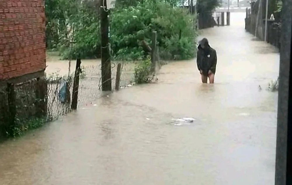 Mưa lũ tiếp tục gây sạt lở, ngập lụt hàng ngàn nhà dân ở Bình Định ảnh 14