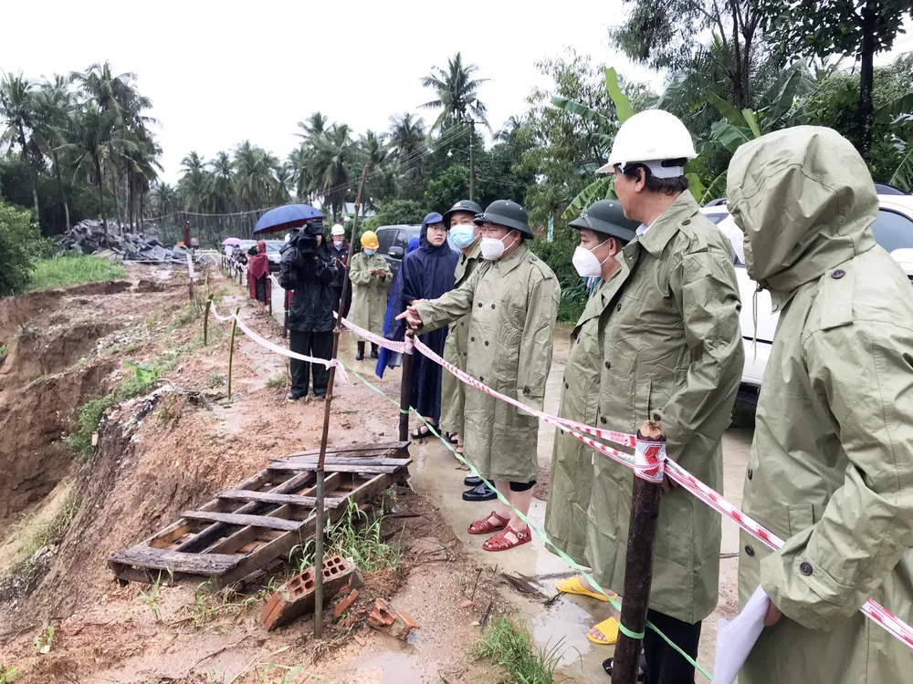 Cận cảnh ngập lụt cô lập hàng ngàn hộ dân ở Bình Định ảnh 15