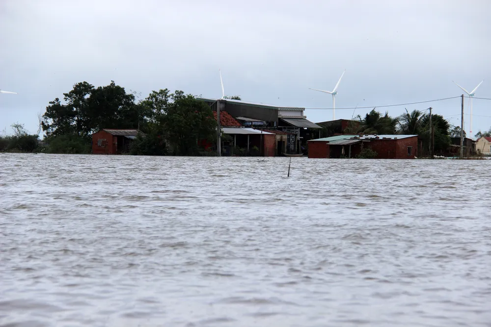 Cận cảnh ngập lụt cô lập hàng ngàn hộ dân ở Bình Định ảnh 17