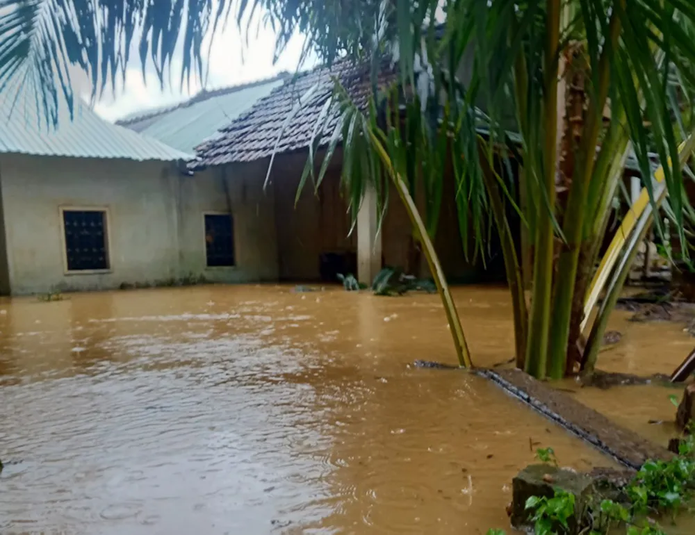 Nhiều tuyến đường ở miền Trung, Tây Nguyên bị ngập và sạt lở do mưa lớn  ảnh 5