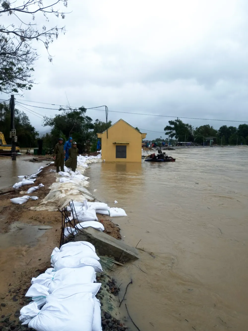 4 người thiệt mạng, hàng chục nghìn ngôi nhà bị ngập, sập, lũ cuốn ảnh 11