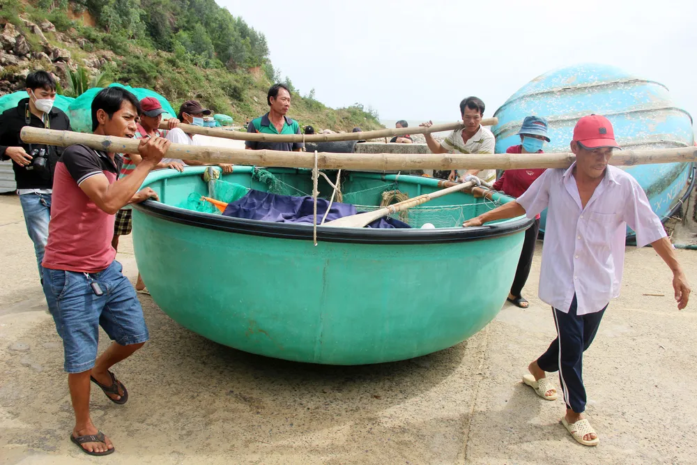 Làng chài gánh thuyền thúng “chạy bão“ ảnh 3