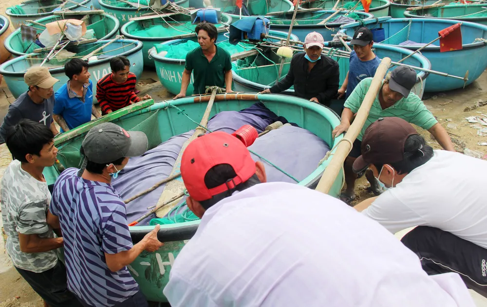 Làng chài gánh thuyền thúng “chạy bão“ ảnh 2