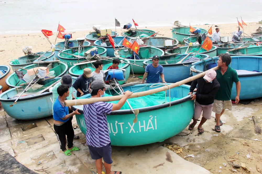 Làng chài gánh thuyền thúng “chạy bão“ ảnh 1