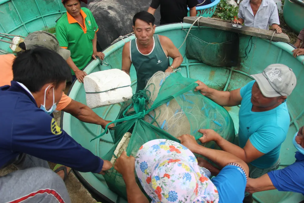 Làng chài gánh thuyền thúng “chạy bão“ ảnh 7
