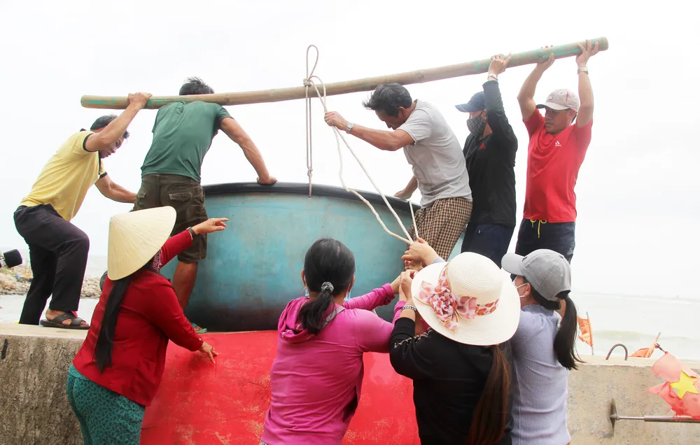 Làng chài gánh thuyền thúng “chạy bão“ ảnh 5