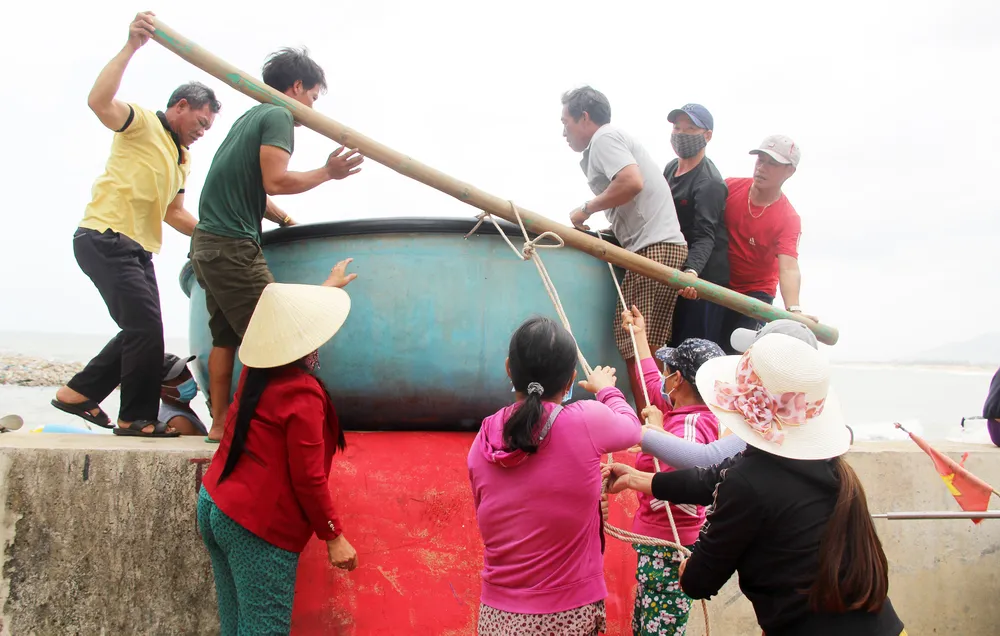 Làng chài gánh thuyền thúng “chạy bão“ ảnh 13