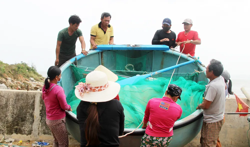 Làng chài gánh thuyền thúng “chạy bão“ ảnh 6