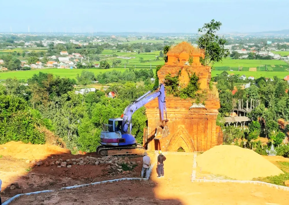 Xây dựng phản cảm, xâm hại di tích tháp cổ gần 1.000 năm tuổi ảnh 9