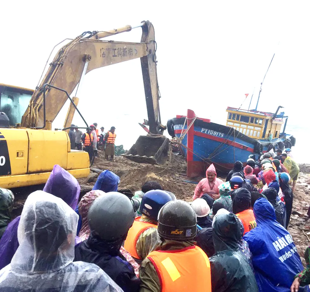 Nhiều ngư dân Phú Yên, Bình Định trắng tay chỉ sau 1 giờ thiên tai “dị thường“ ảnh 4