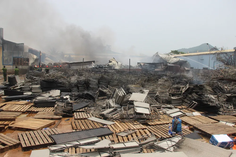 Cháy lớn ở khu nhà xưởng sản xuất bàn ghế nhựa tại TP Quy Nhơn ảnh 16