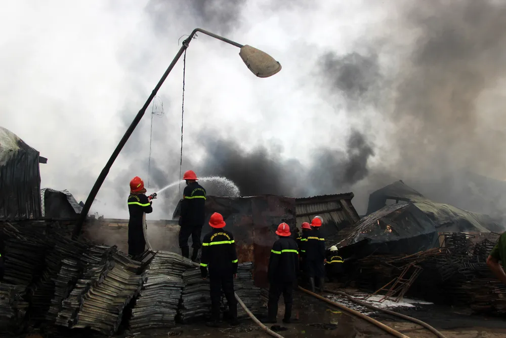 Cháy lớn ở khu nhà xưởng sản xuất bàn ghế nhựa tại TP Quy Nhơn ảnh 7