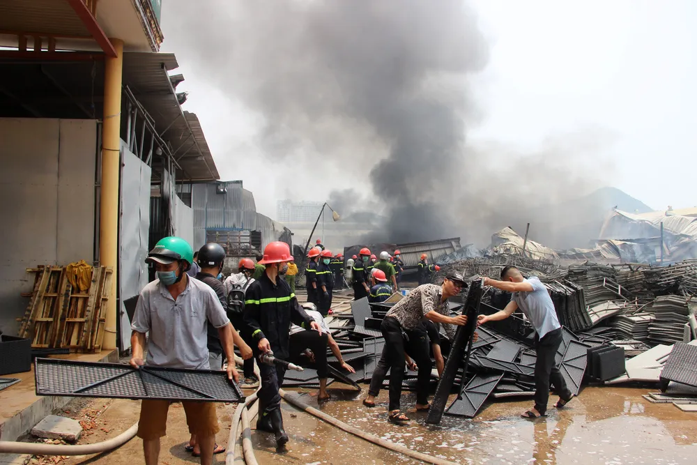 Cháy lớn ở khu nhà xưởng sản xuất bàn ghế nhựa tại TP Quy Nhơn ảnh 13