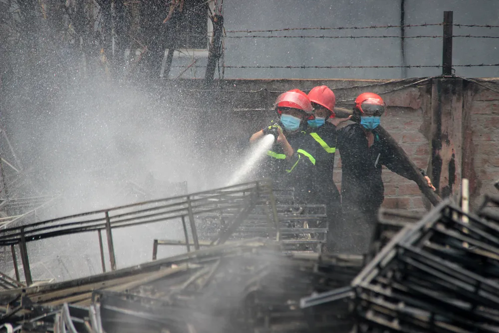 Cháy lớn ở khu nhà xưởng sản xuất bàn ghế nhựa tại TP Quy Nhơn ảnh 10