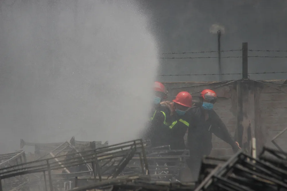 Cháy lớn ở khu nhà xưởng sản xuất bàn ghế nhựa tại TP Quy Nhơn ảnh 11