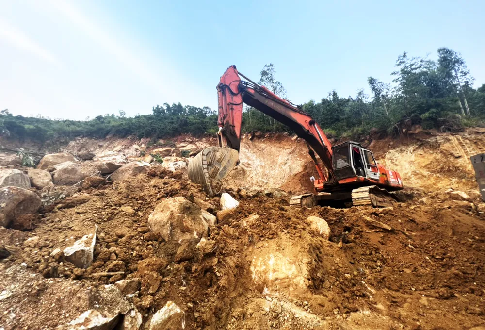 Bình Định: Xử lý nghiêm vụ trộm đất ở khu mỏ hết hạn khai thác ảnh 5