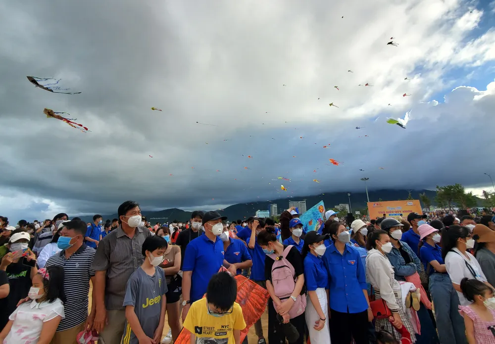 “Biển” người xem lễ hội thả diều Quy Nhơn ảnh 2