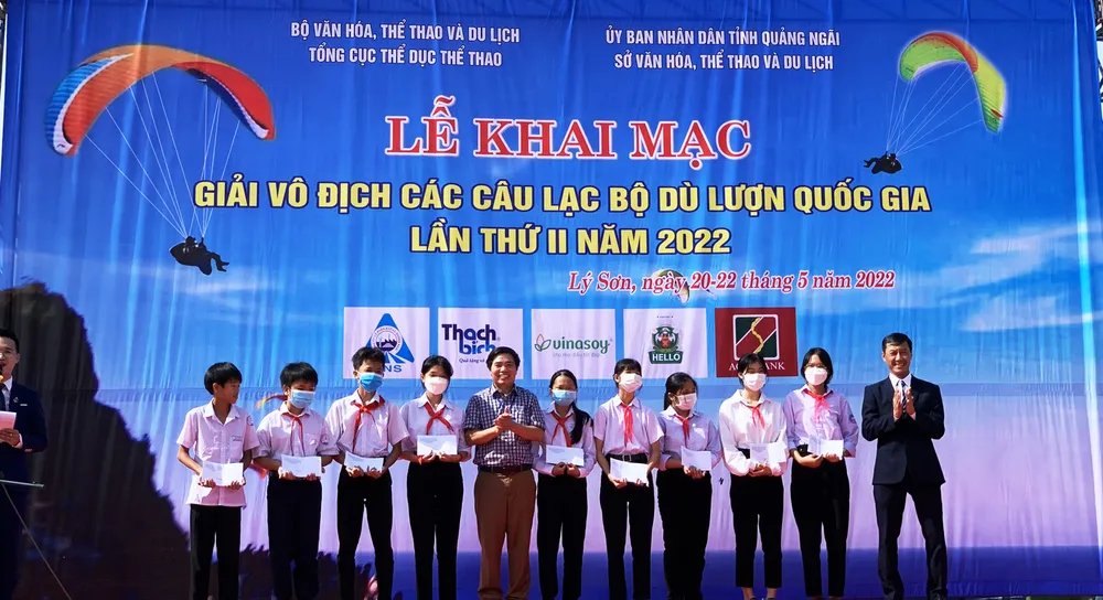 Các phi công dù lượn bắt đầu đua tài ở đỉnh núi Thới Lới, đảo Lý Sơn ảnh 15
