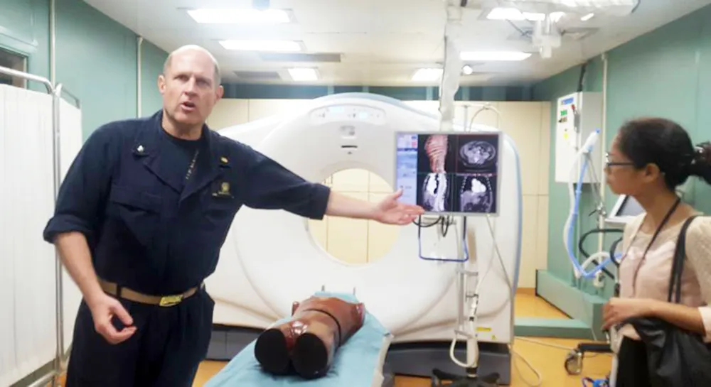 Tàu bệnh viện Hải quân Mỹ cập cảng Vũng Rô (Phú Yên) ảnh 5