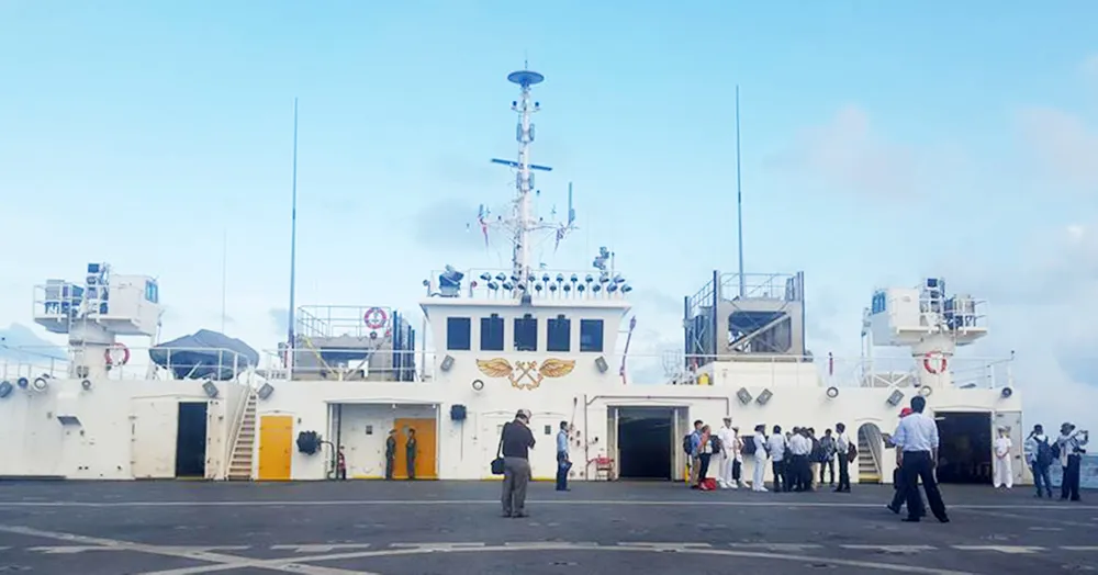 Tàu bệnh viện Hải quân Mỹ cập cảng Vũng Rô (Phú Yên) ảnh 2