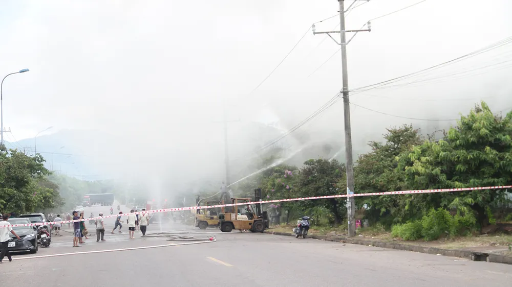 Cháy xưởng gỗ ở khu công nghiệp Phú Tài, Bình Định ảnh 6