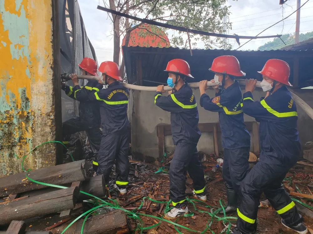 Cháy xưởng gỗ ở khu công nghiệp Phú Tài, Bình Định ảnh 14