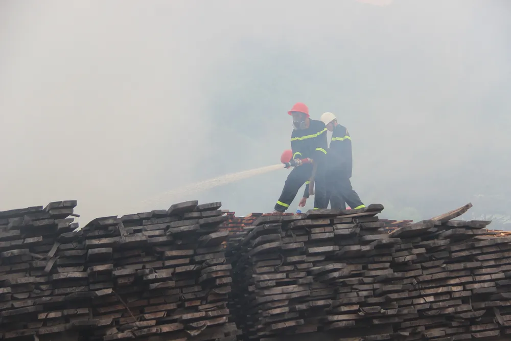 Cháy xưởng gỗ ở khu công nghiệp Phú Tài, Bình Định ảnh 11