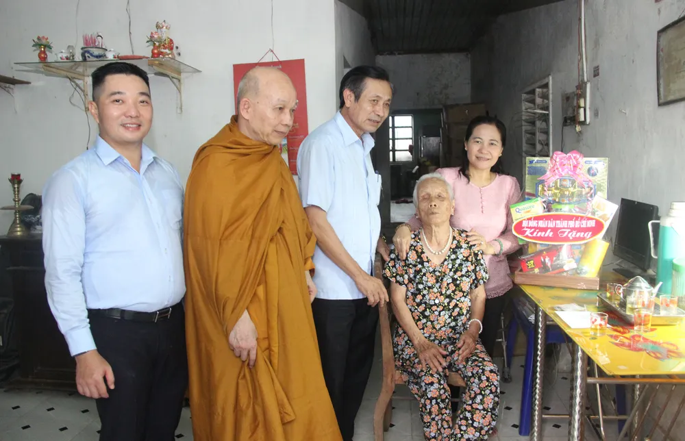 Chủ tịch HĐND TPHCM trao quà cho gia đình cách mạng tại Bình Định ảnh 13