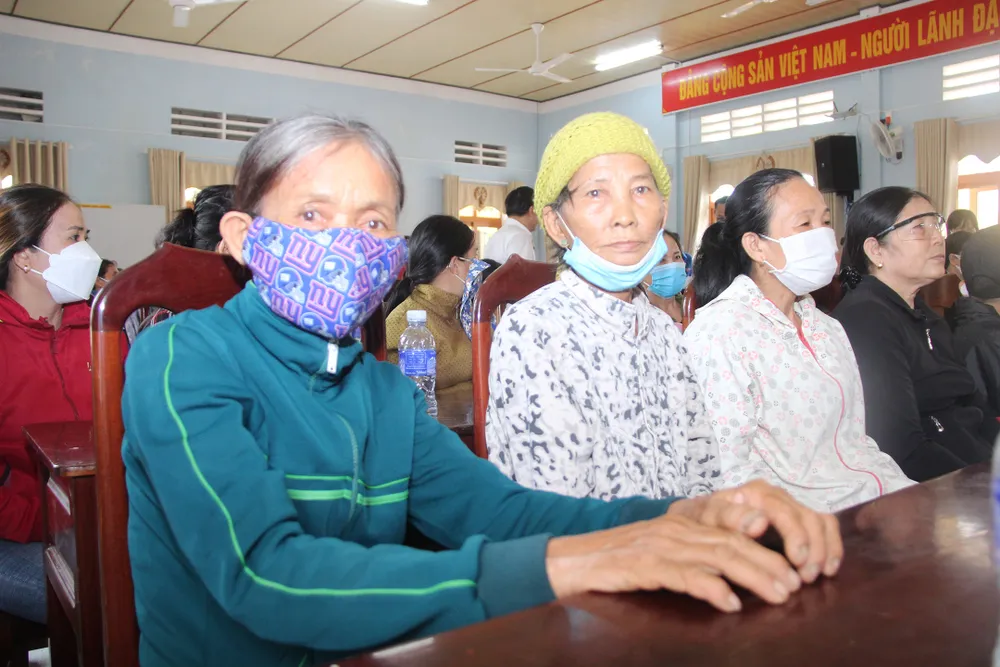 Lãnh đạo TPHCM trao quà cho người nghèo ở Bình Định ảnh 6