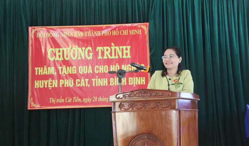 Lãnh đạo TPHCM trao quà cho người nghèo ở Bình Định ảnh 2