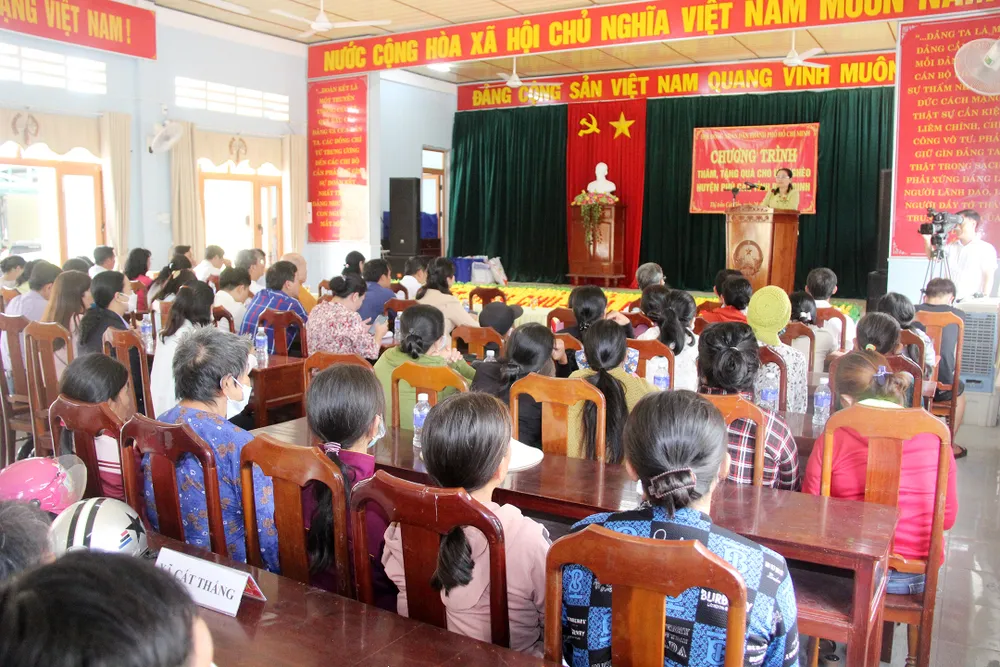 Lãnh đạo TPHCM trao quà cho người nghèo ở Bình Định ảnh 11