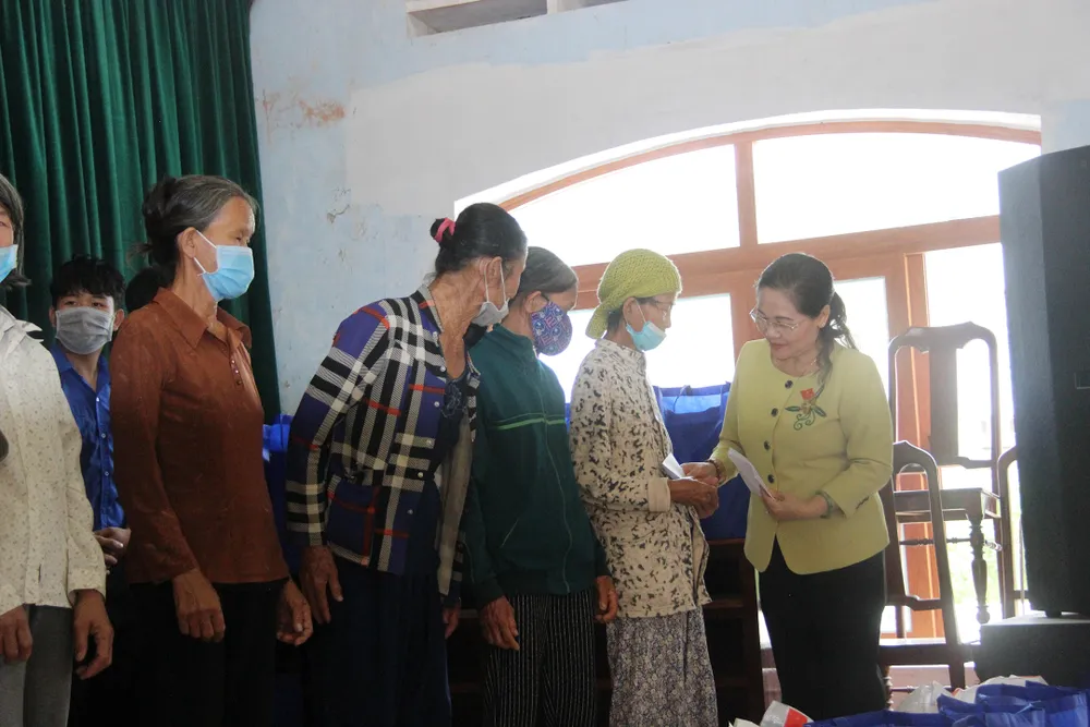 Lãnh đạo TPHCM trao quà cho người nghèo ở Bình Định ảnh 10