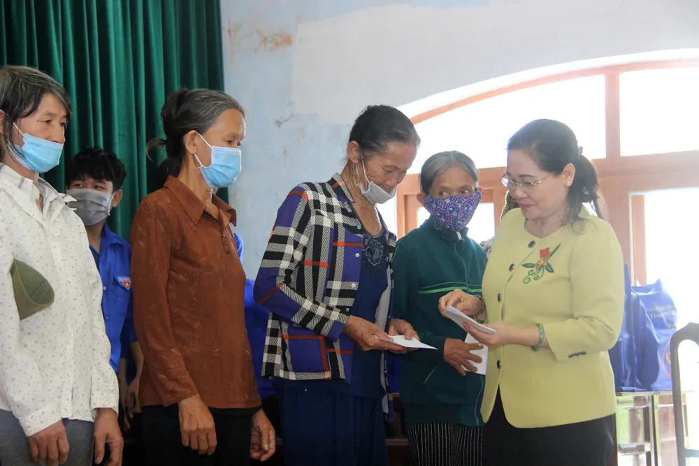 Lãnh đạo TPHCM trao quà cho người nghèo ở Bình Định ảnh 5