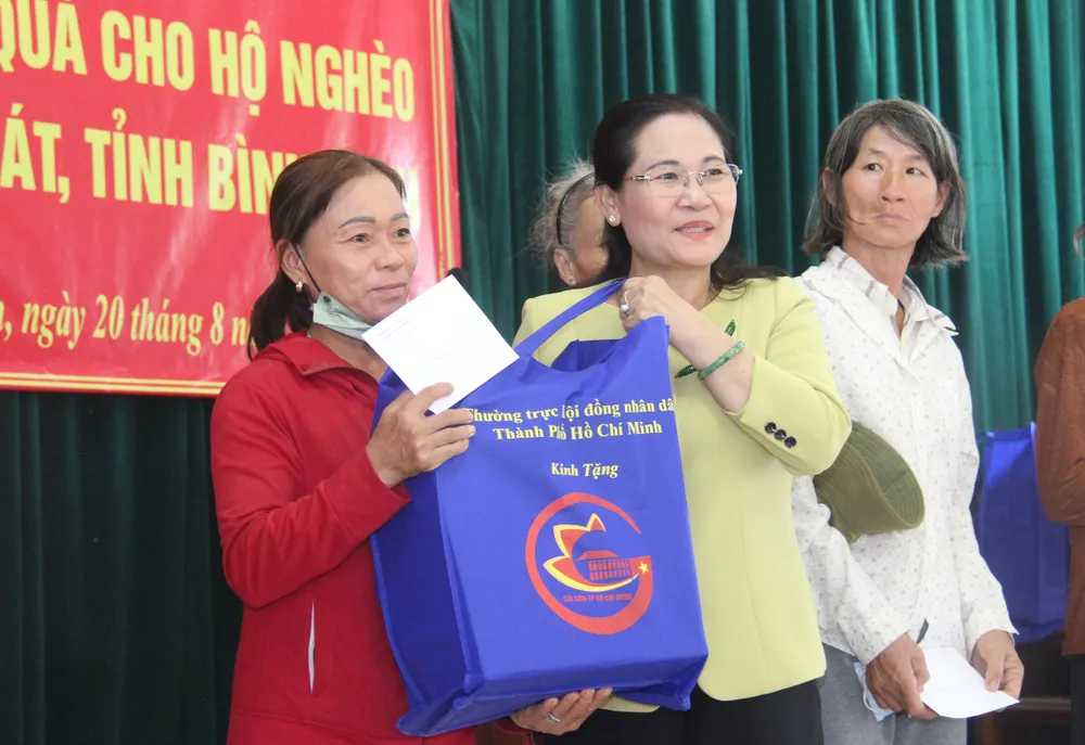 Lãnh đạo TPHCM trao quà cho người nghèo ở Bình Định ảnh 7