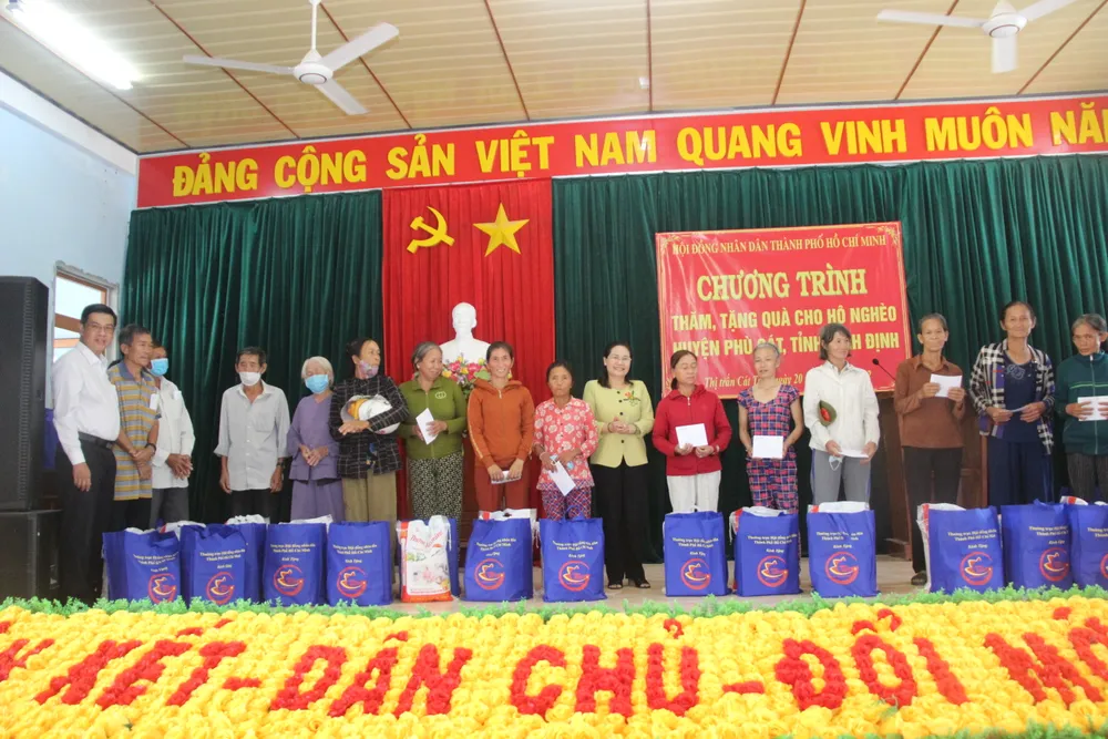 Lãnh đạo TPHCM trao quà cho người nghèo ở Bình Định ảnh 9